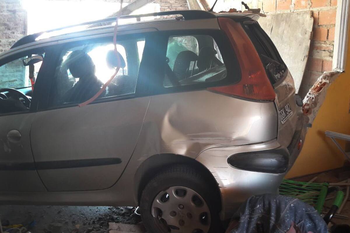 El vehículo cruzó la calle y se metió en la vivienda donde estaban las dos mujeres con una nena