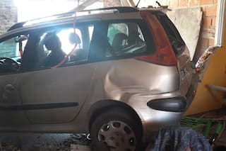 Metió su auto marcha atrás en una casa y mató a una mujer
