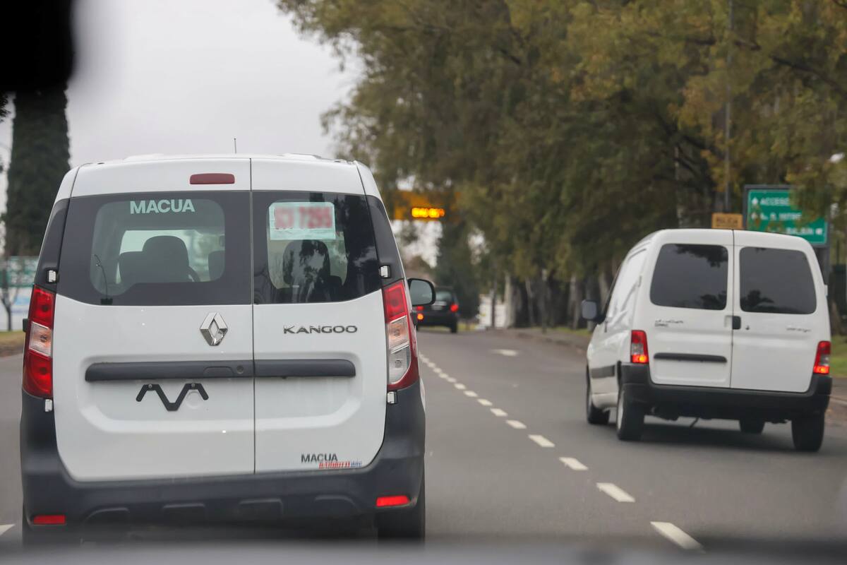 El vehículo de la izquierda cuenta con patente provisoria, mientras que el de la derecha no presenta ningún tipo de identificación