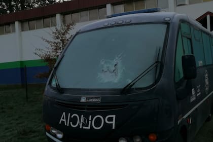 El vehículo de la Policía de Seguridad Aeroportuaria que fue atacado a la madrugada