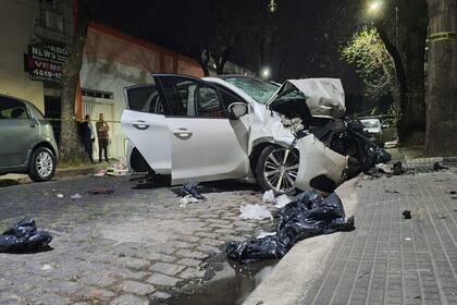 El vehículo de los delincuentes impactó contra automóviles estacionados