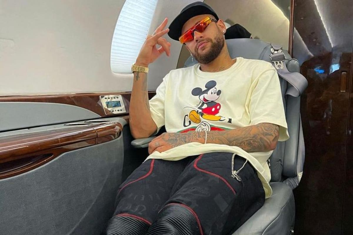 El vehículo de Ney está personalizado y tiene motivos de Batman