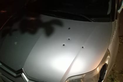 El vehículo de uno de los militantes del Movimiento Evita atacados en la madrugada del viernes
