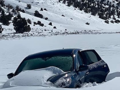 El vehículo del hombre se atascó antes de poder llegar a Gilbert Pass, California