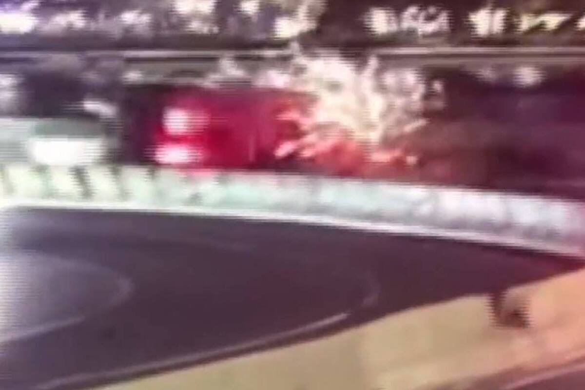 El vehículo deportivo golpeó con su parte trasera la barrera lateral en una curva de una avenida de Chicago, perdió el control y se dio vuelta, en un accidente que solo provocó heridas leves al conductor y su acompañante