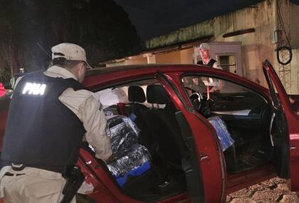 El vehículo donde se transportaba la droga