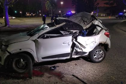 El vehículo en el que se trasladaban los fallecidos quedó destruido por el impacto