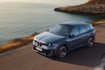El vehículo estrena la función Soft-Stop, que gestiona el motor eléctrico para lograr una detención imperceptible