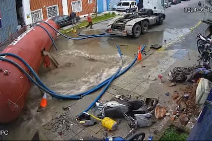 El vehículo generó una inundación en la cuadra. Foto: captura