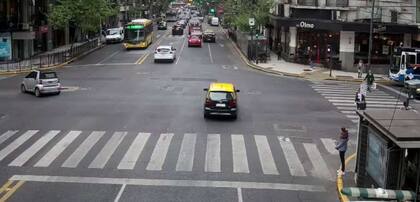 El vehículo gira peligrosamente en la avenida a metros de un colectivo que circula en sentido contrario