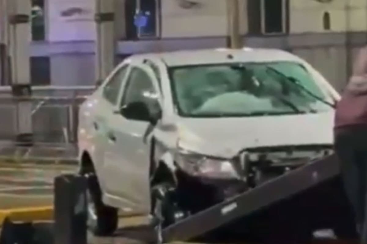 El vehículo impactó contra los bolardos de contención del Metrobús, y terminó arriba de la isla peatonal