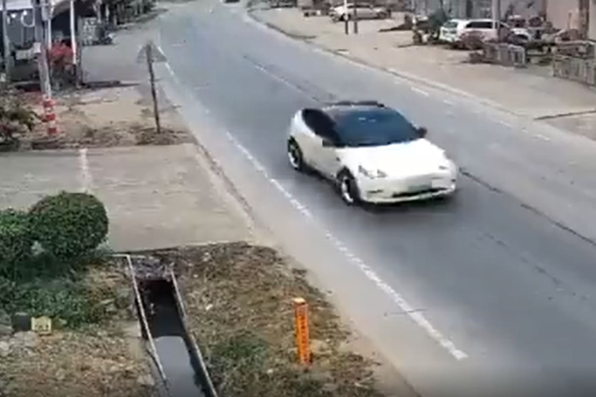 El vehiculo intentó estacionar en piloto automático cuando aceleró