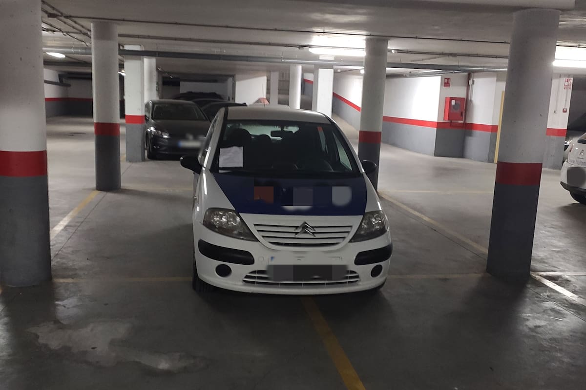 El vehículo mal estacionado ocupaba cuatro cocheras