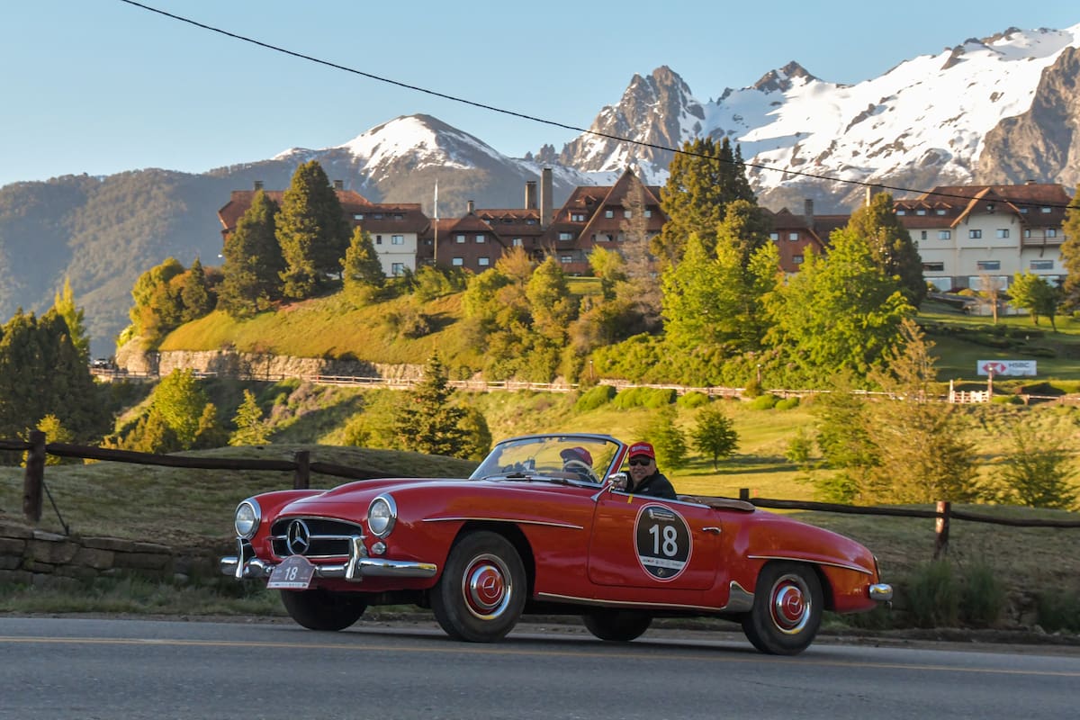 El vehículo número 18 en plena acción, un Mercedes-Benz 190 SL del año 1957.