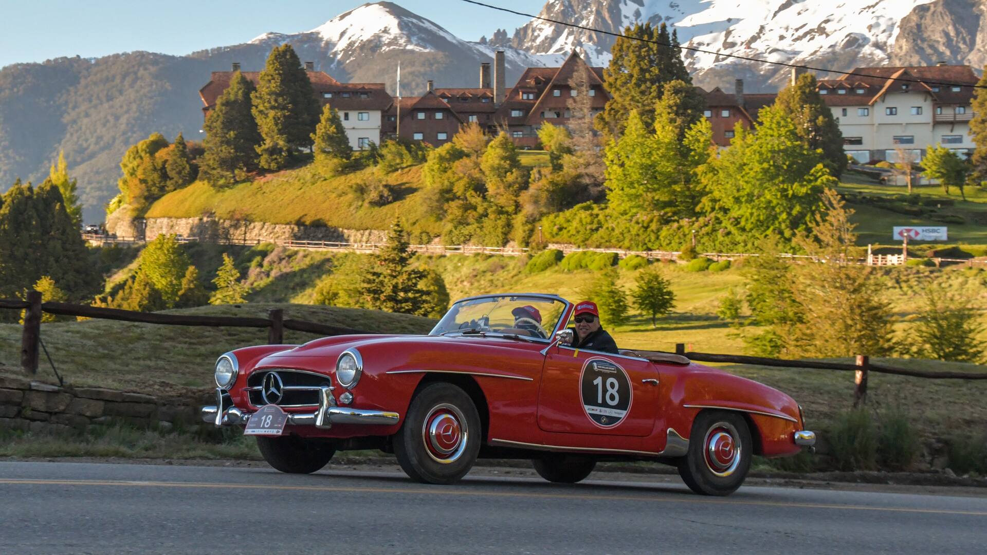 El vehículo número 18 en plena acción, un Mercedes-Benz 190 SL del año 1957.