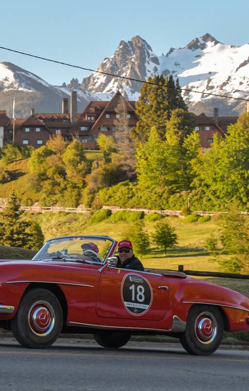 El vehículo número 18 en plena acción, un Mercedes-Benz 190 SL del año 1957.