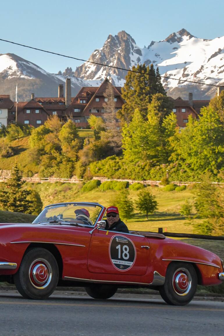 El vehículo número 18 en plena acción, un Mercedes-Benz 190 SL del año 1957.