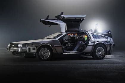 El vehículo pasó a la historia como una máquina del tiempo sobre ruedas en las películas protagonizadas por Michael J. Fox (Foto: Oto Godfrey and Justin Morton)