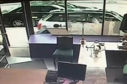 EL vehículo pasó como un bólido por la vereda y marcha atrás apenas segundos después de que los dos amigos salieran del lugar