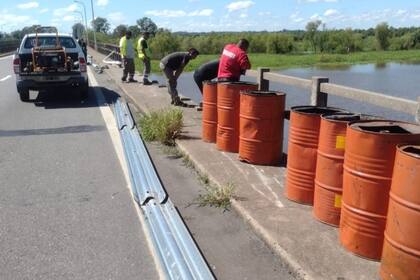 El vehículo permanece en el fondo del arroyo.