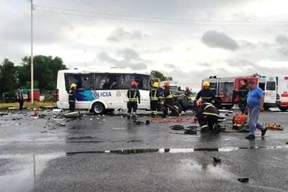 El vehículo policial había iniciado el viaje en Bahía Blanca y se dirigía a San Nicolás para que los uniformados custodiasen un partido de fútbol