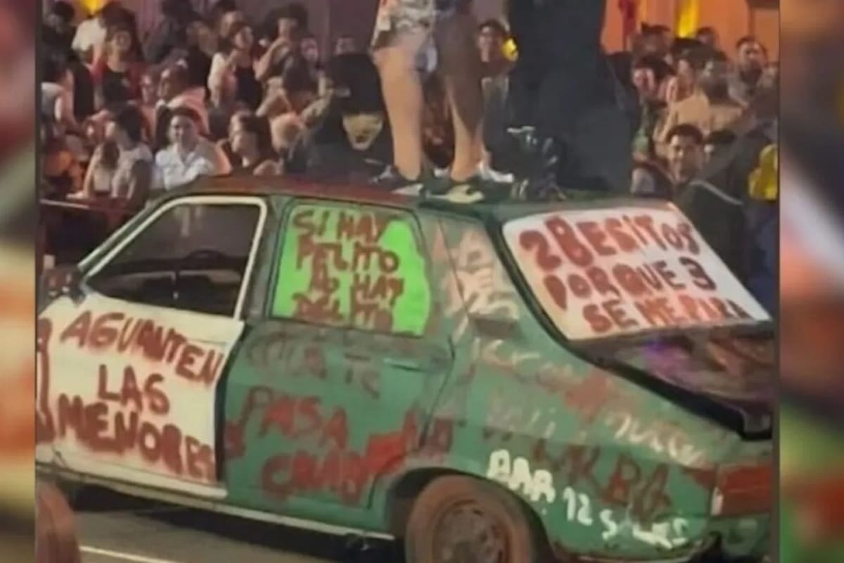 El vehículo que desfiló la noche del sábado
