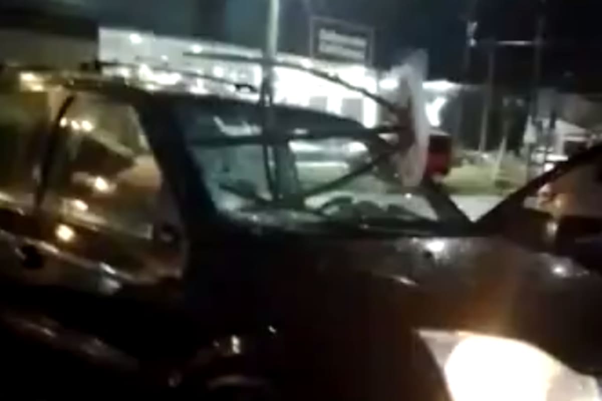 El vehículo quedó con el parabrisas destruído