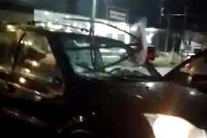 El vehículo quedó con el parabrisas destruído