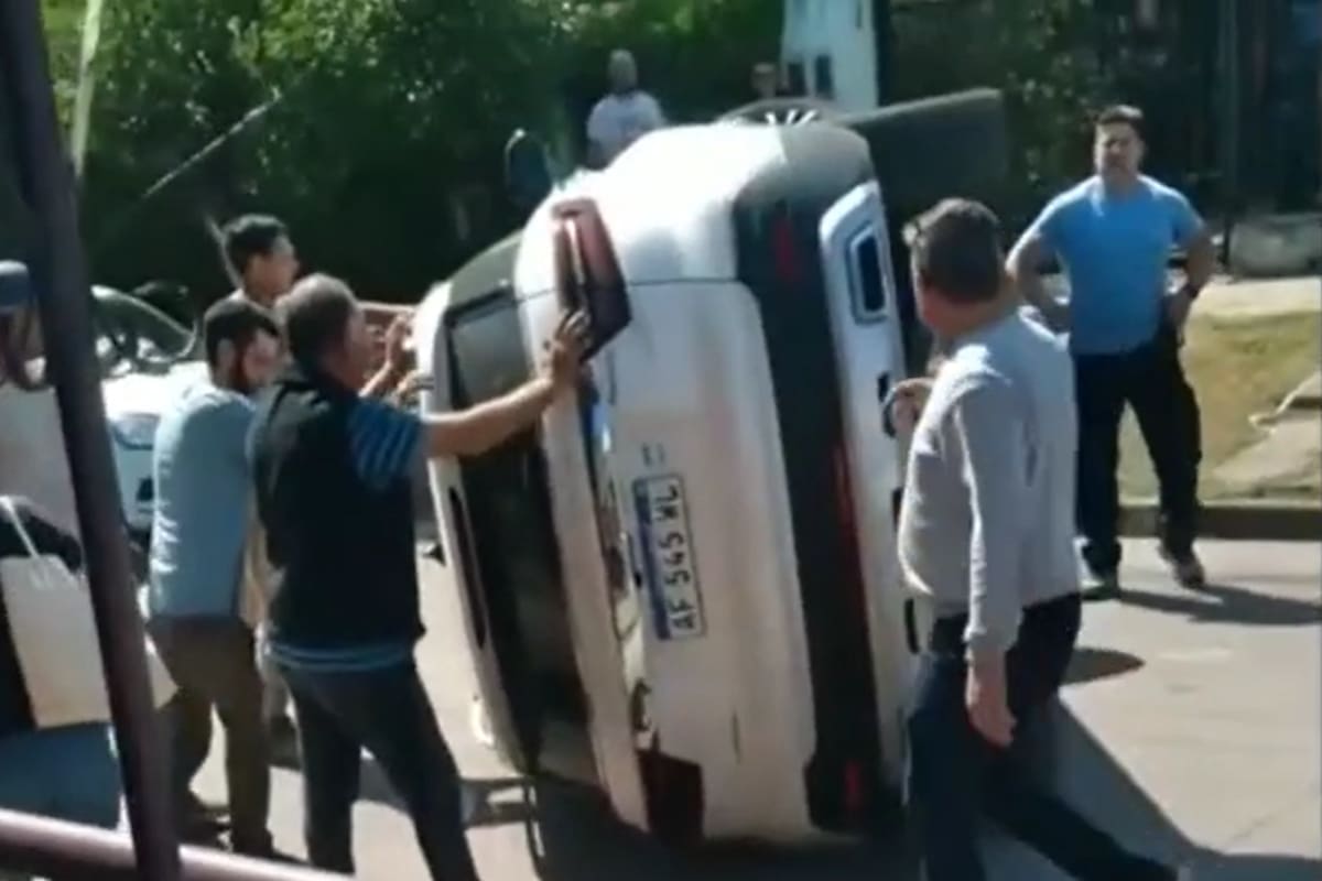 El vehículo quedó parado de costado