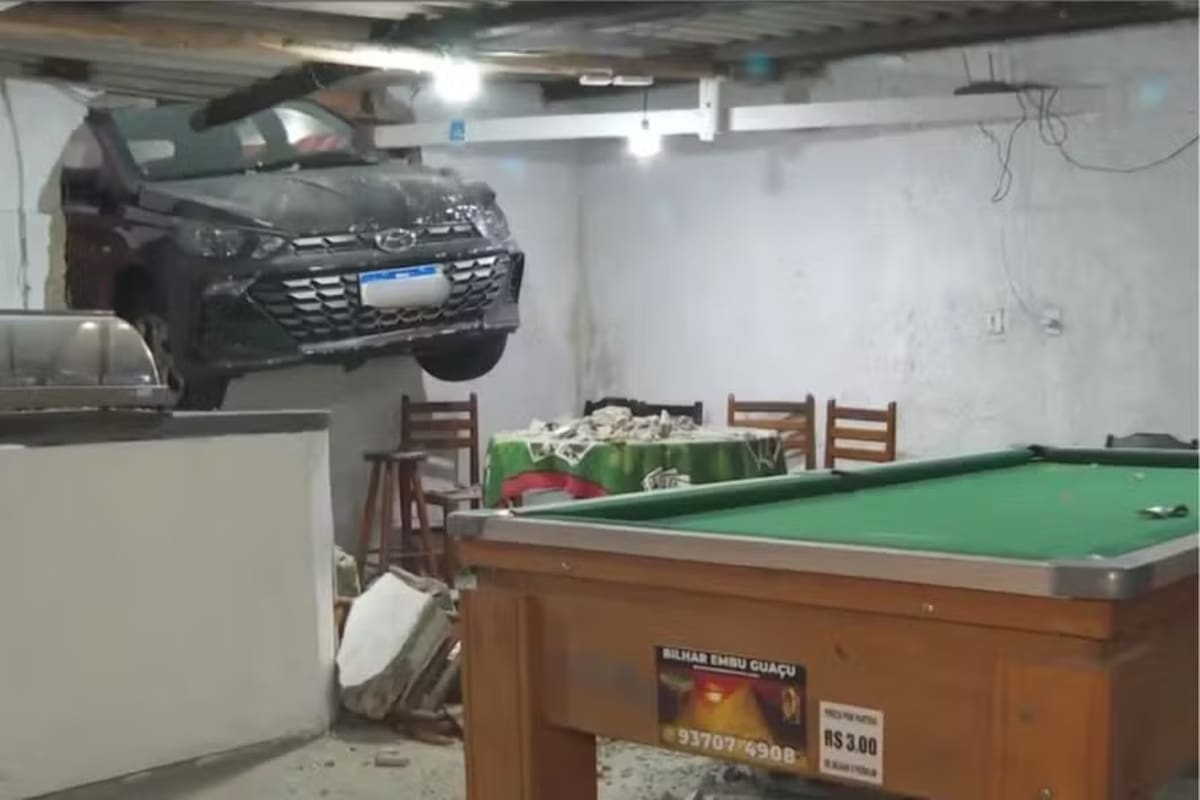 El vehículo quedó sobre la pared del establecimiento