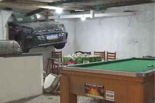 Un hombre fue asesinado al evitar un robo: atropelló a dos motochorros y su auto terminó incrustado en un bar