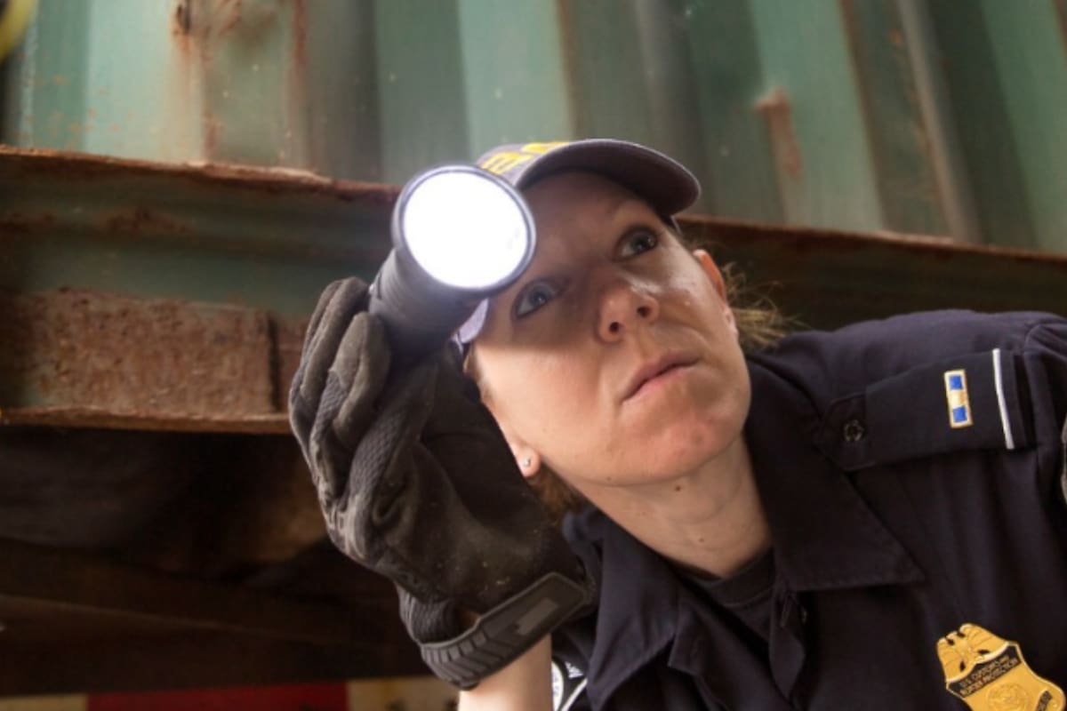 El vehículo, registrado en Phoenix, llevaba seis ocupantes, entre ellos un niño herido y dos migrantes ocultos en el baúl