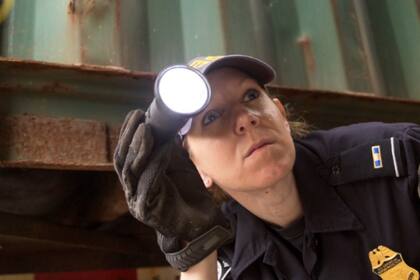 El vehículo, registrado en Phoenix, llevaba seis ocupantes, entre ellos un niño herido y dos migrantes ocultos en el baúl