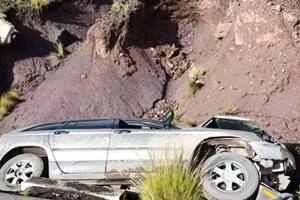 El vehículo se despistó y cayó en una cuneta al costado de la vía