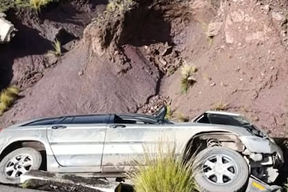 El vehículo se despistó y cayó en una cuneta al costado de la vía