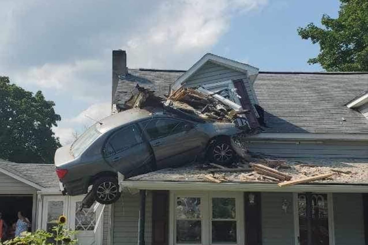 El vehículo se estrelló en el segundo piso de una casa (Foto: Junction Fire Company)