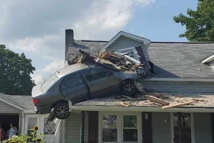 El vehículo se estrelló en el segundo piso de una casa (Foto: Junction Fire Company)