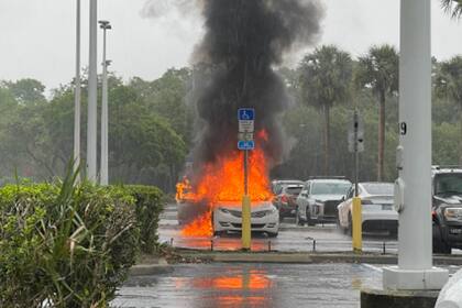 El vehículo terminó calcinado en su totalidad, en el estacionamiento de un comercio en Oviedo, Florida, EE.UU.