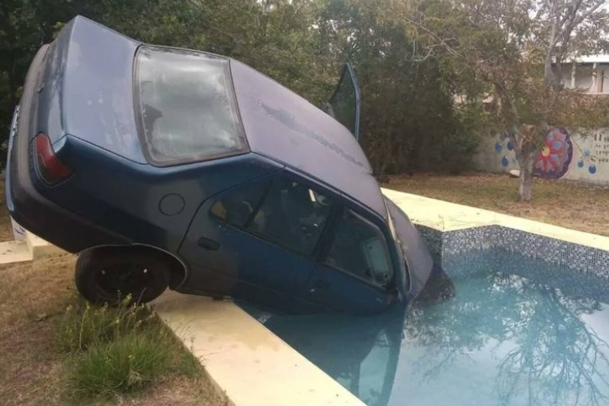 El vehículo terminó dentro de la pileta de la vivienda