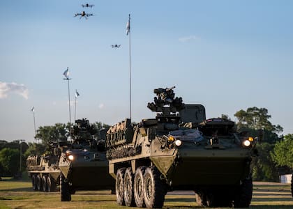 El vehículo terrestre no tripulado PM EA 1 permite transportar y desplegar drones de ataque tipo cuadricóptero. Fue presentado en la reciente Expo Ejército 2026