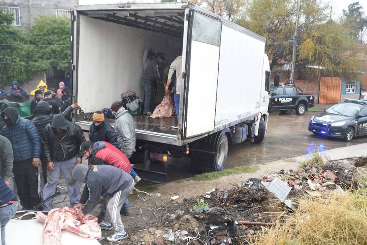 El vehículo volcó su mercadería en la calle y fue rodeado; 17 móviles policiales debieron acudir a la zona