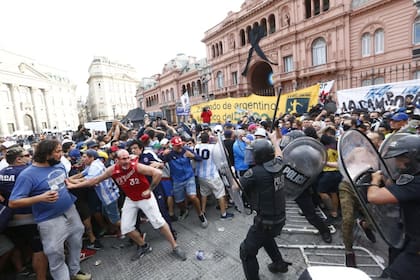 Algunas personas terminaron lastimadas durante los forcejeos