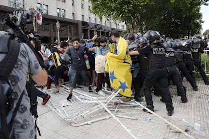 Las vallas cedieron por la presión de la gente
