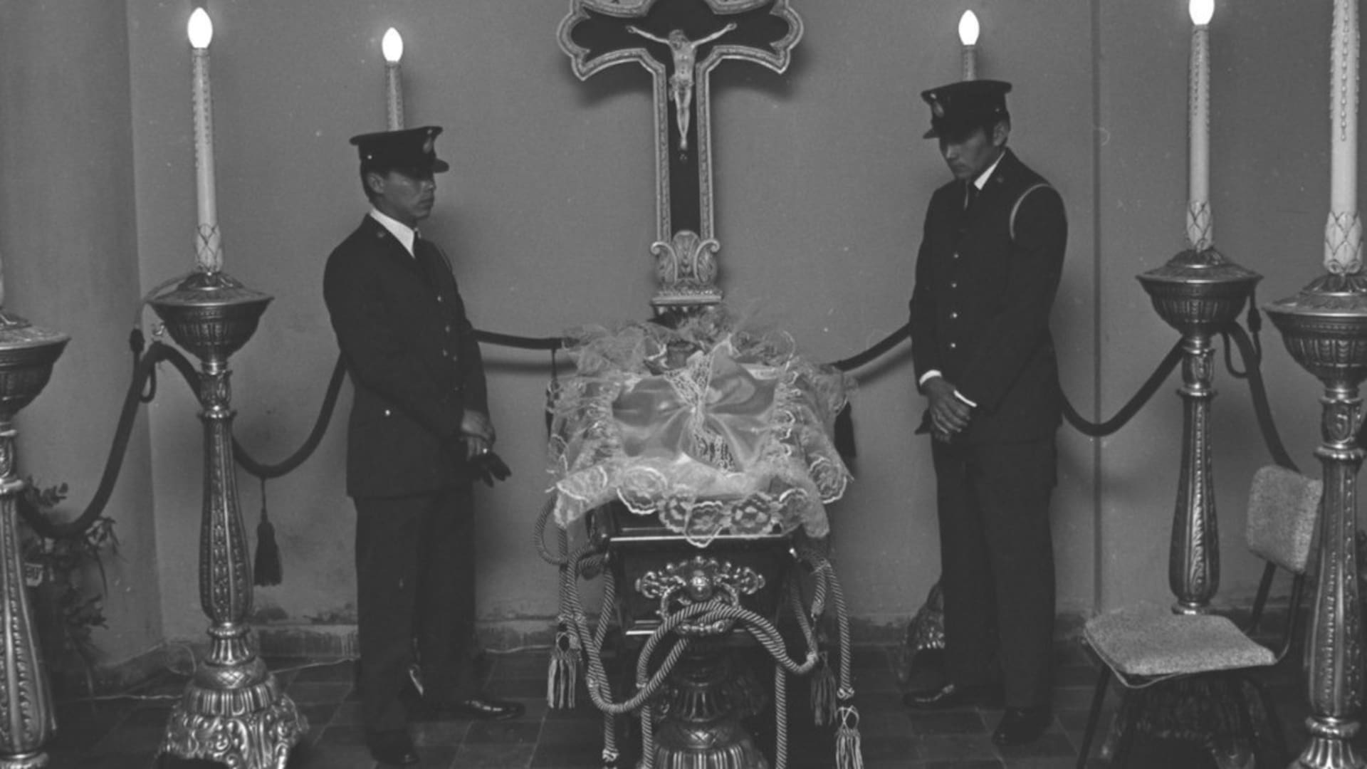 El velatorio de Gregorio Valenzuela, el guardiacárcel que intentó impedir la fuga de los guerrilleros, en Rawson. "A mi papá lo velaron con una venda en la cabeza porque no se podía reconstruir, para que no se vea nada", recuerda Mirtha