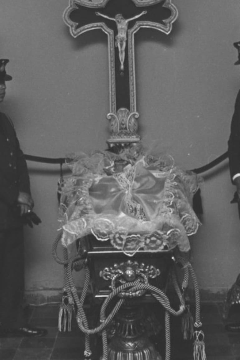 El velatorio de Gregorio Valenzuela, el guardiacárcel que intentó impedir la fuga de los guerrilleros, en Rawson. "A mi papá lo velaron con una venda en la cabeza porque no se podía reconstruir, para que no se vea nada", recuerda Mirtha