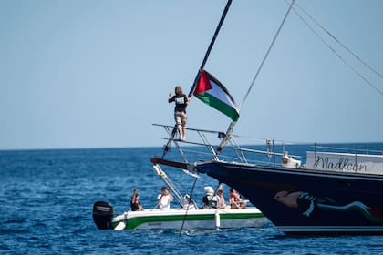 El velero Madleen antes de zarpar del puerto siciliano de Catania, Italia