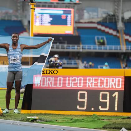 El velocista de 19 años de Botsuana se impone en el Mundial sub-20 con el récord mundial de la categoría en 9,91s en los 100 metros