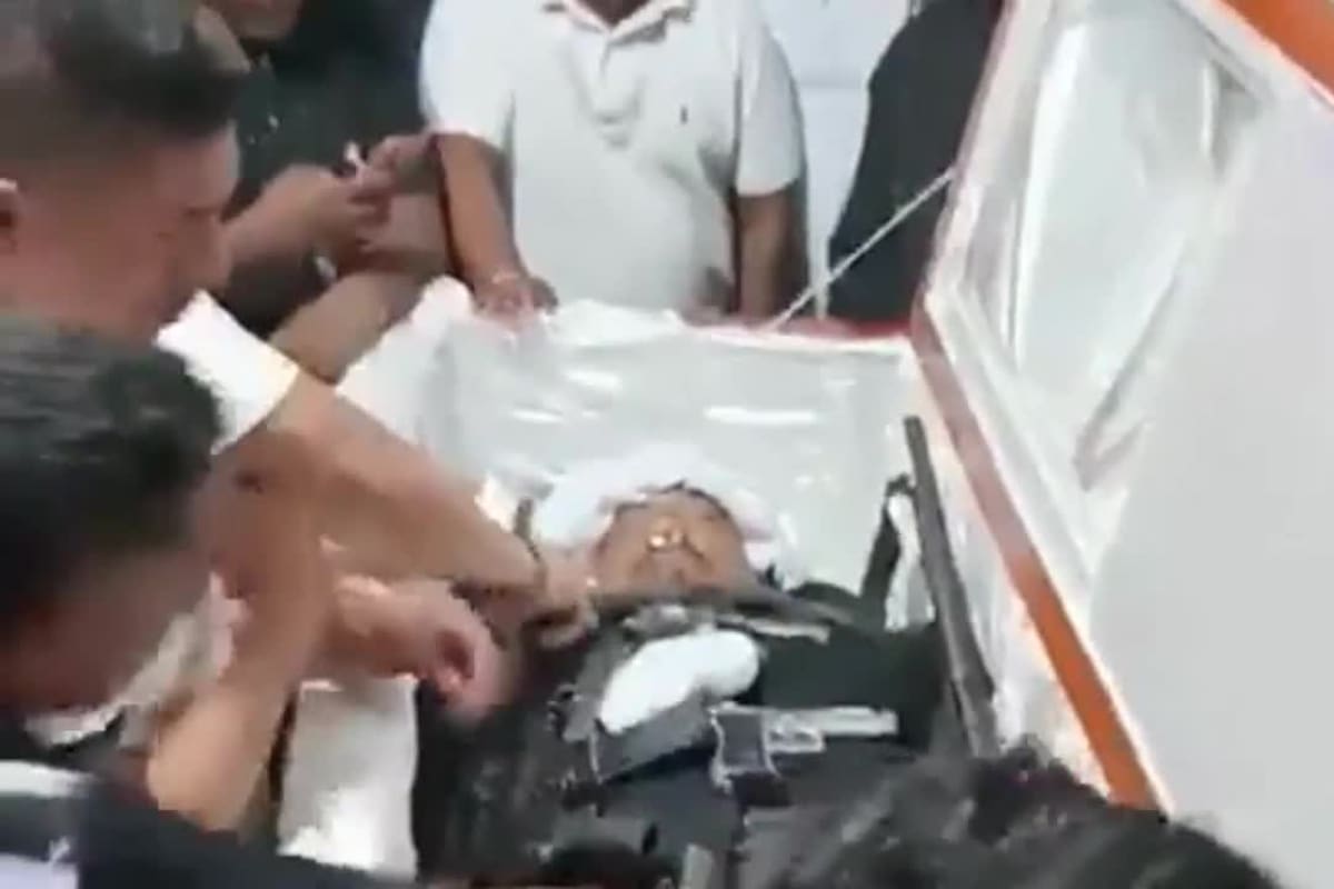 El velorio de Julián Sevillano, en el que fue cubierto con cientos de armas en su ataúd