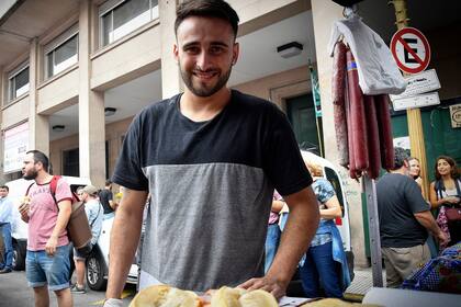 El vendedor al que le decomisaron la mercadería en la zona de Once el miércoles y cuya foto se hizo viral en redes sociales aseguró hoy que le gustaría tener otro trabajo y pidió que la Policía le devuelva la canasta que utiliza para vender