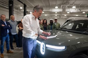 Newsom firmó la SB 766: cómo funciona la ley que entra en vigor el 1° de octubre para los compradores de autos